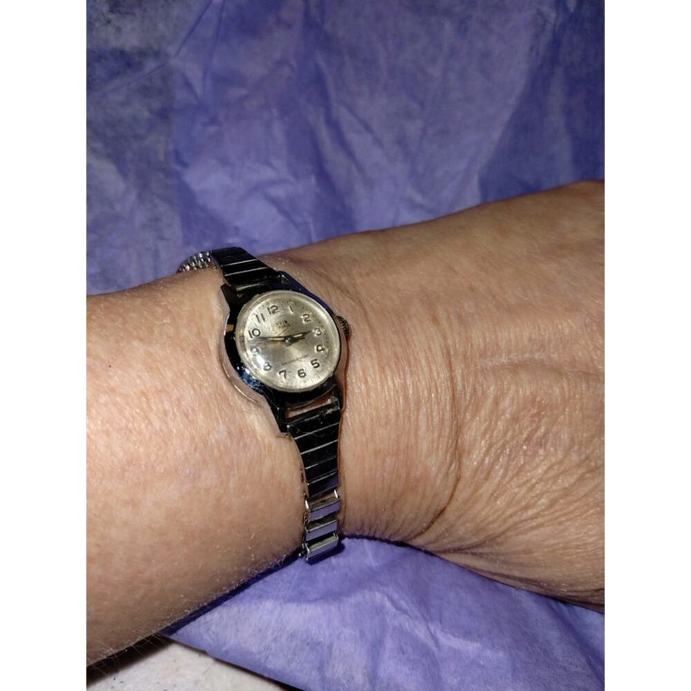 Beautiful vintage Orvin 17 Jewel watch w/silver stretch band great for nursing